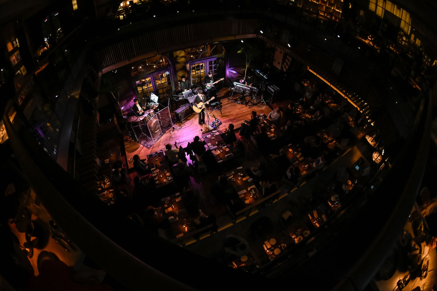 Little Black DressのBLUE NOTE PLACEでのライブの様子。（Photo by Makiko Takada）