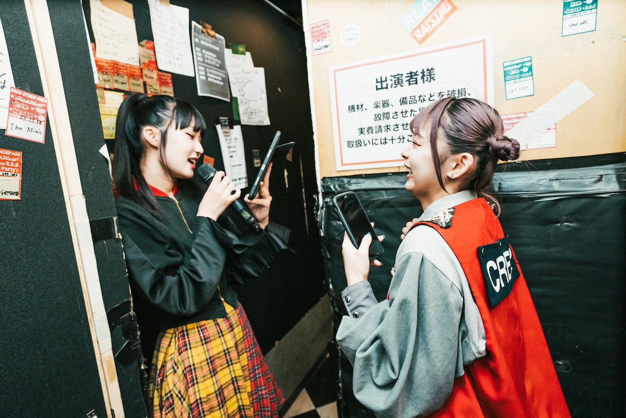 栄R.A.D公演で影ナレを担当したイコ・ムゲンノカナタ、見守るクレナイ・ワールズエンド。