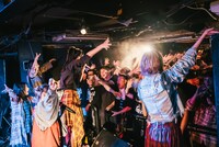 BiSとスモークがかったフロア。