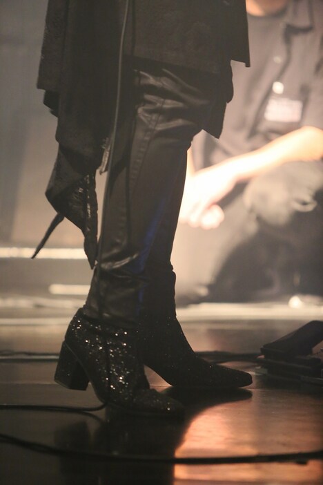 SUGIZOが履いたheathのブーツ。(写真提供:Heath project)