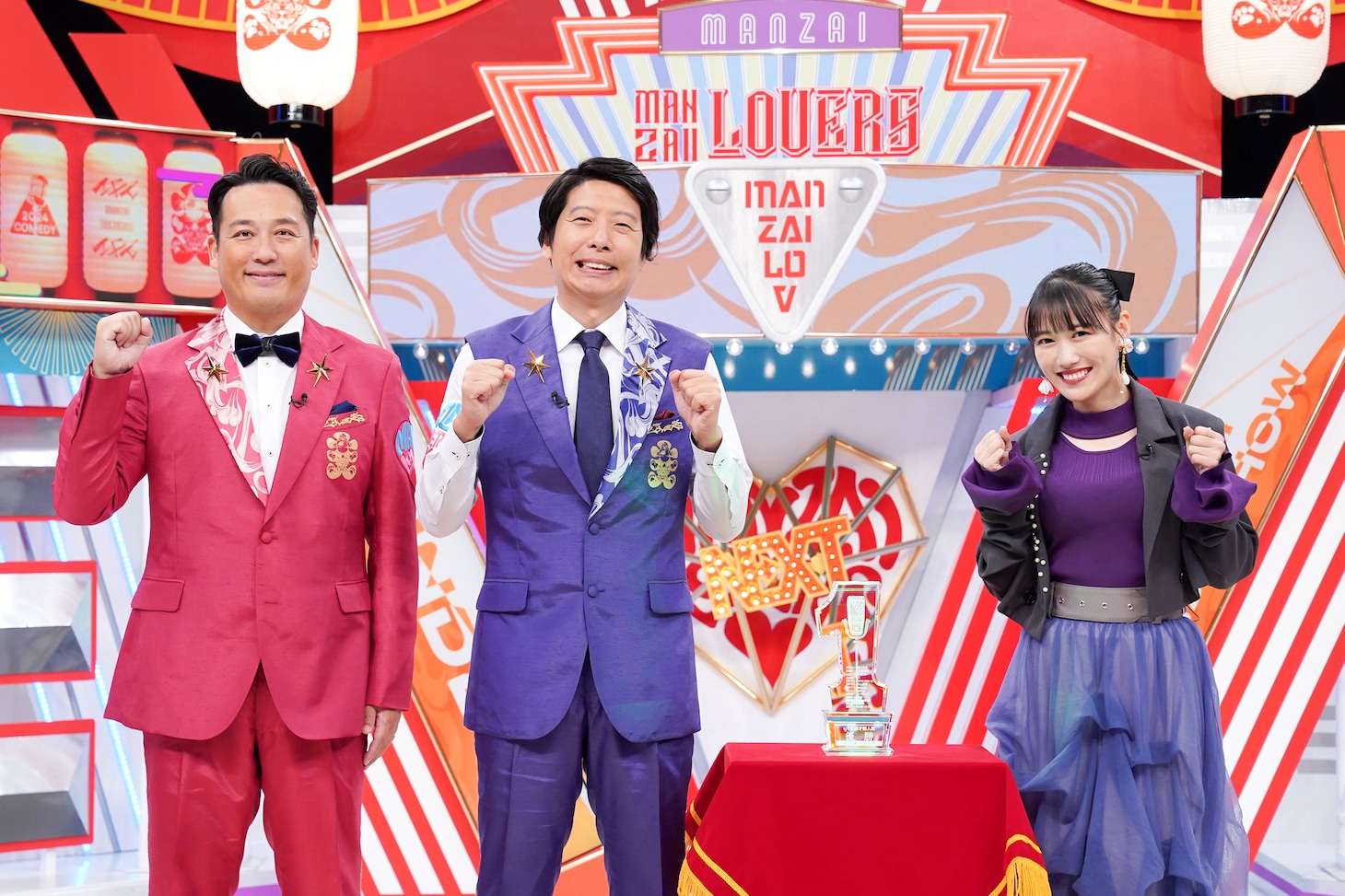 左から藤崎マーケット、トロフィー、高城れに（ももいろクローバーZ）。(c)読売テレビ
