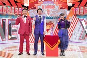 左から藤崎マーケット、トロフィー、高城れに(ももいろクローバーZ)。(c)読売テレビ