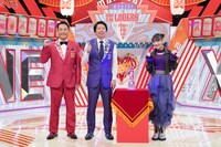 左から藤崎マーケット、トロフィー、高城れに（ももいろクローバーZ）。(c)読売テレビ