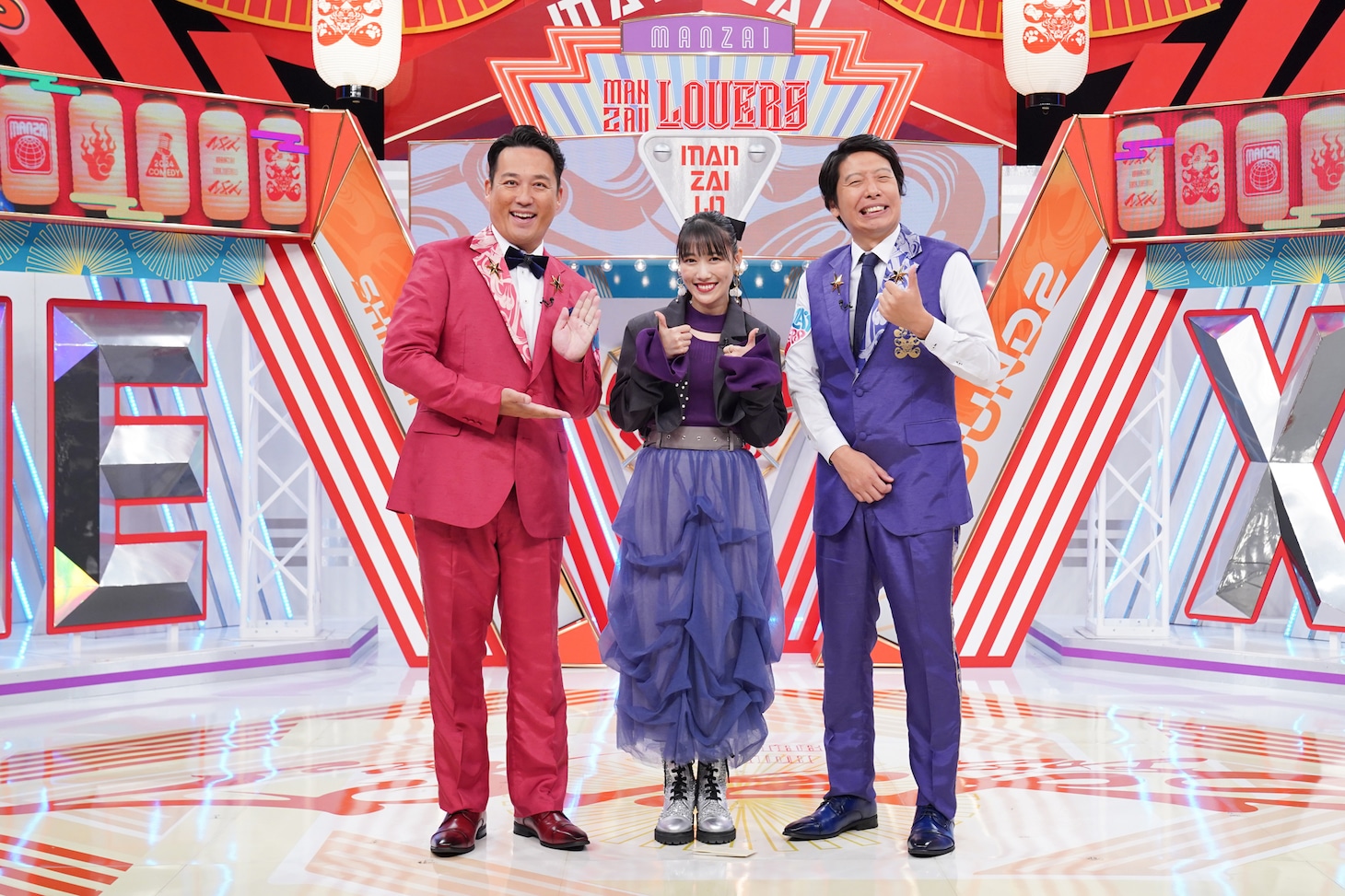 高城れに（ももいろクローバーZ）と藤崎マーケットの全身カット。(c)読売テレビ