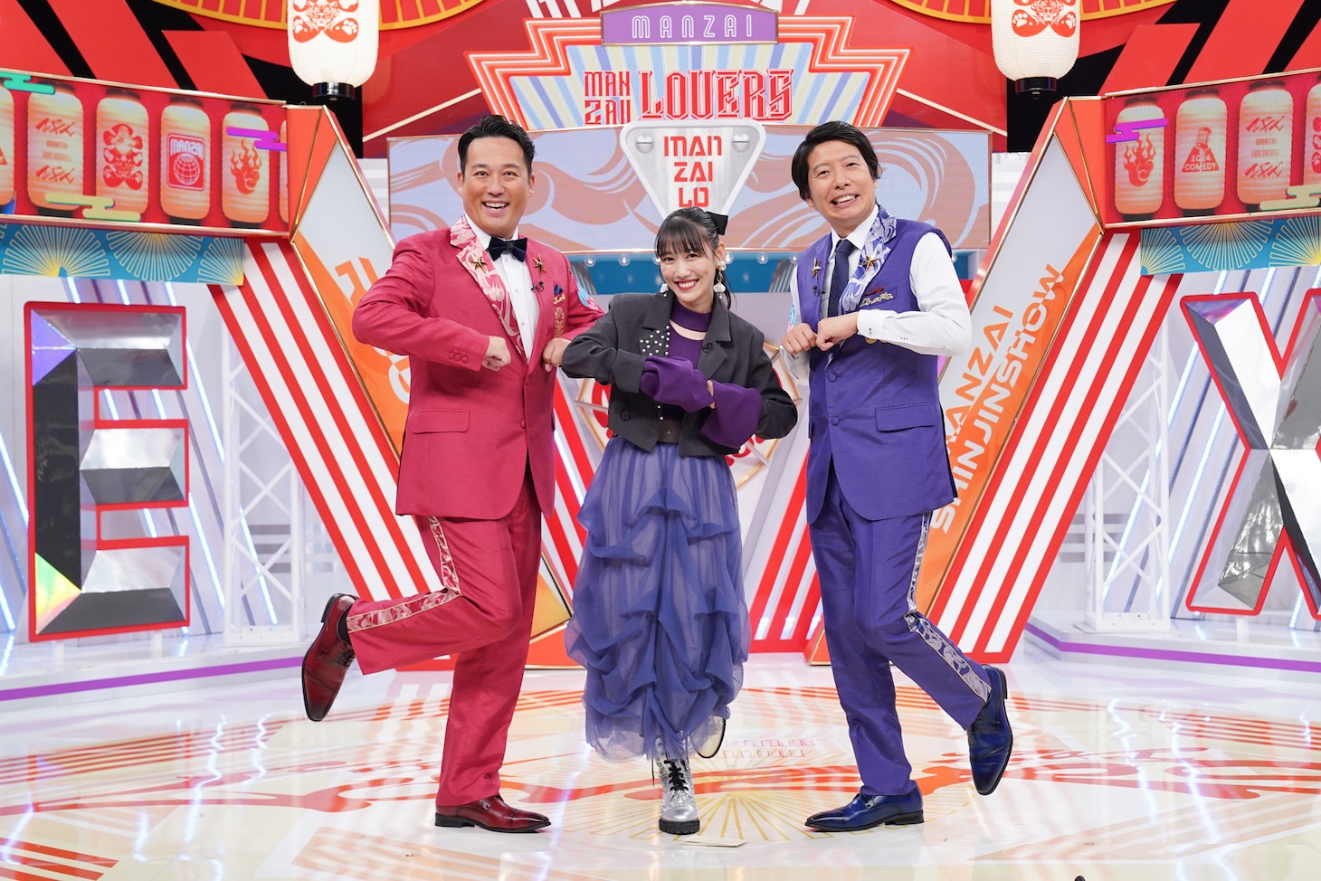 「ラララライ体操」をする高城れに（ももいろクローバーZ）と藤崎マーケット。(c)読売テレビ