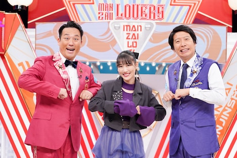 「ラララライ体操」をする高城れに(ももいろクローバーZ)と藤崎マーケット。(c)読売テレビ