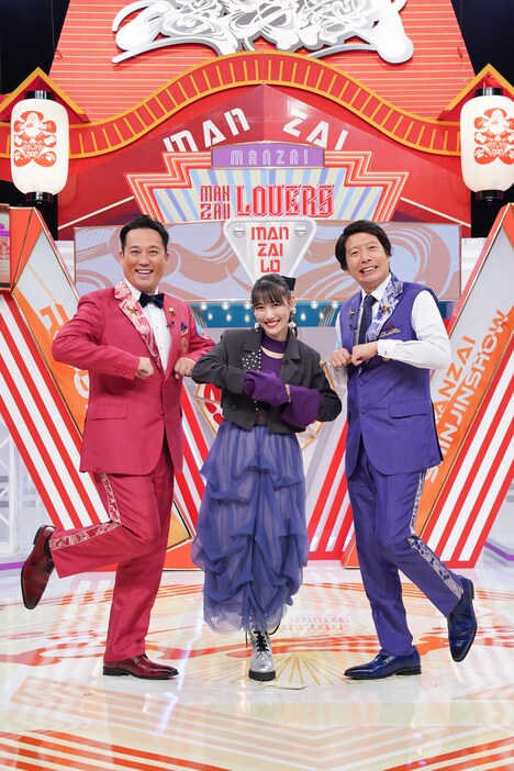 高城れに(ももいろクローバーZ)と藤崎マーケットが「ラララライ体操」。(c)読売テレビ