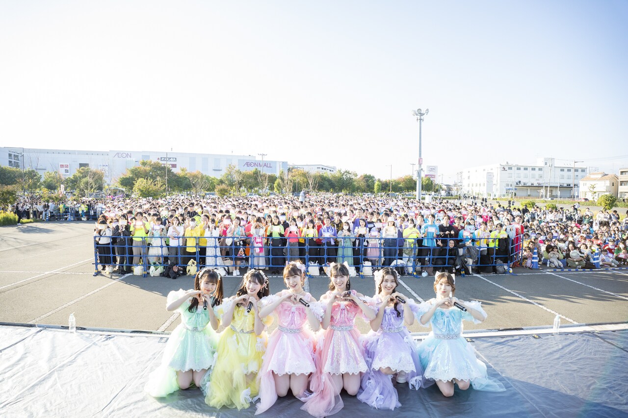 とき宣推しカード”を掲げる宣伝部員と記念撮影する超ときめき♡宣伝部