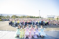 “とき宣推しカード”を掲げる宣伝部員と記念撮影する超ときめき♡宣伝部。