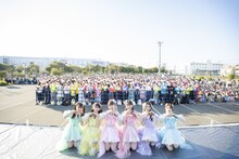 “とき宣推しカード”を掲げる宣伝部員と記念撮影する超ときめき♡宣伝部。