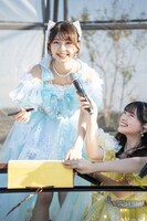 今年の漢字1文字を筆でしたためる辻野かなみ。