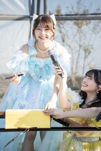 今年の漢字1文字を筆でしたためる辻野かなみ。