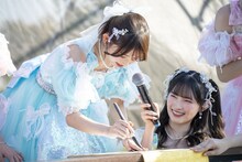 今年の漢字1文字を筆でしたためる辻野かなみ。