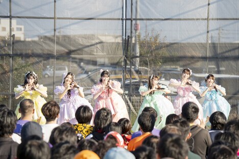 超ときめき♡宣伝部によるライブの様子。