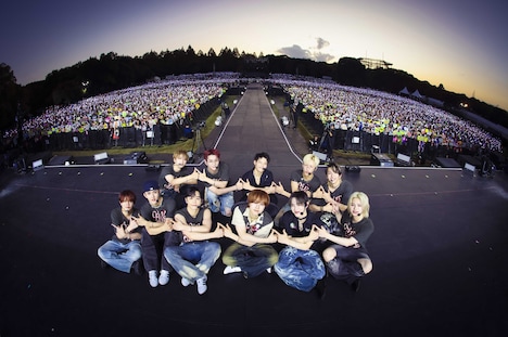 「2024 INI FAN-CON TOUR [FLIP THE CIRCLE]」大阪・万博記念公園もみじ川芝生広場公演の様子。(c)LAPONE Entertainment