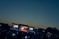 「2024 INI FAN-CON TOUR [FLIP THE CIRCLE]」大阪・万博記念公園もみじ川芝生広場公演の様子。(c)LAPONE Entertainment