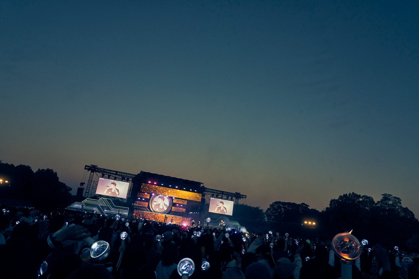 「2024 INI FAN-CON TOUR [FLIP THE CIRCLE]」大阪・万博記念公園もみじ川芝生広場公演の様子。(c)LAPONE Entertainment