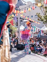 チャラン・ポ・ランタン「秋のブタ音楽祭2024 ～空き地deランタンサーカス～」の様子。（撮影：なかむらしんたろう）