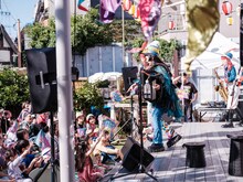 チャラン・ポ・ランタン「秋のブタ音楽祭2024 ～空き地deランタンサーカス～」の様子。（撮影：なかむらしんたろう）