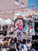 チャラン・ポ・ランタン「秋のブタ音楽祭2024 ～空き地deランタンサーカス～」の様子。（撮影：なかむらしんたろう）