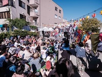 チャラン・ポ・ランタン「秋のブタ音楽祭2024 ～空き地deランタンサーカス～」の様子。（撮影：なかむらしんたろう）