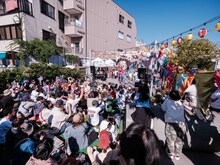 チャラン・ポ・ランタン「秋のブタ音楽祭2024 ～空き地deランタンサーカス～」の様子。（撮影：なかむらしんたろう）