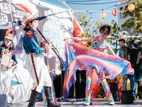 チャラン・ポ・ランタン「秋のブタ音楽祭2024 ～空き地deランタンサーカス～」の様子。（撮影：なかむらしんたろう）