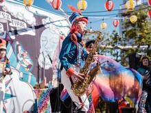 チャラン・ポ・ランタン「秋のブタ音楽祭2024 ～空き地deランタンサーカス～」の様子。（撮影：なかむらしんたろう）