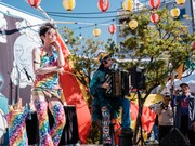 チャラン・ポ・ランタン「秋のブタ音楽祭2024 ～空き地deランタンサーカス～」の様子。（撮影：なかむらしんたろう）