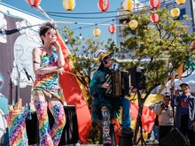 チャラン・ポ・ランタン「秋のブタ音楽祭2024 ～空き地deランタンサーカス～」の様子。（撮影：なかむらしんたろう）