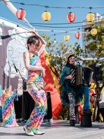 チャラン・ポ・ランタン「秋のブタ音楽祭2024 ～空き地deランタンサーカス～」の様子。（撮影：なかむらしんたろう）