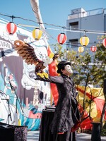 チャラン・ポ・ランタン「秋のブタ音楽祭2024 ～空き地deランタンサーカス～」の様子。（撮影：なかむらしんたろう）