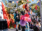 チャラン・ポ・ランタン「秋のブタ音楽祭2024 ～空き地deランタンサーカス～」の様子。（撮影：なかむらしんたろう）