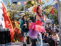 チャラン・ポ・ランタン「秋のブタ音楽祭2024 ～空き地deランタンサーカス～」の様子。（撮影：なかむらしんたろう）