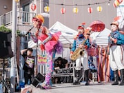 チャラン・ポ・ランタン「秋のブタ音楽祭2024 ～空き地deランタンサーカス～」の様子。（撮影：なかむらしんたろう）