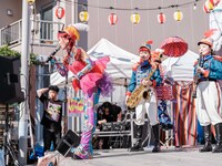 チャラン・ポ・ランタン「秋のブタ音楽祭2024 ～空き地deランタンサーカス～」の様子。（撮影：なかむらしんたろう）