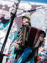 チャラン・ポ・ランタン「秋のブタ音楽祭2024 ～空き地deランタンサーカス～」の様子。（撮影：なかむらしんたろう）