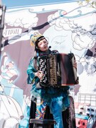 チャラン・ポ・ランタン「秋のブタ音楽祭2024 ～空き地deランタンサーカス～」の様子。（撮影：なかむらしんたろう）