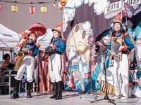 チャラン・ポ・ランタン「秋のブタ音楽祭2024 ～空き地deランタンサーカス～」の様子。（撮影：なかむらしんたろう）