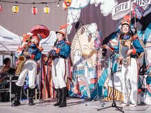 チャラン・ポ・ランタン「秋のブタ音楽祭2024 ～空き地deランタンサーカス～」の様子。（撮影：なかむらしんたろう）