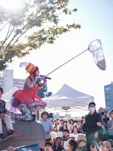 チャラン・ポ・ランタン「秋のブタ音楽祭2024 ～空き地deランタンサーカス～」の様子。（撮影：なかむらしんたろう）