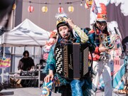 チャラン・ポ・ランタン「秋のブタ音楽祭2024 ～空き地deランタンサーカス～」の様子。（撮影：なかむらしんたろう）