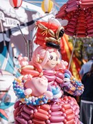 チャラン・ポ・ランタン「秋のブタ音楽祭2024 ～空き地deランタンサーカス～」の様子。（撮影：なかむらしんたろう）