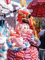 チャラン・ポ・ランタン「秋のブタ音楽祭2024 ～空き地deランタンサーカス～」の様子。（撮影：なかむらしんたろう）