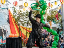 チャラン・ポ・ランタン「秋のブタ音楽祭2024 ～空き地deランタンサーカス～」の様子。（撮影：なかむらしんたろう）