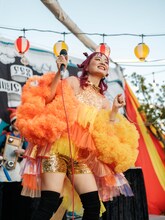 チャラン・ポ・ランタン「秋のブタ音楽祭2024 ～空き地deランタンサーカス～」の様子。（撮影：なかむらしんたろう）