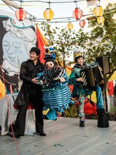 チャラン・ポ・ランタン「秋のブタ音楽祭2024 ～空き地deランタンサーカス～」の様子。（撮影：なかむらしんたろう）