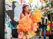 チャラン・ポ・ランタン「秋のブタ音楽祭2024 ～空き地deランタンサーカス～」の様子。（撮影：なかむらしんたろう）