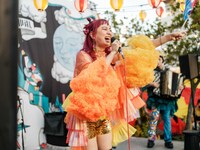 チャラン・ポ・ランタン「秋のブタ音楽祭2024 ～空き地deランタンサーカス～」の様子。（撮影：なかむらしんたろう）