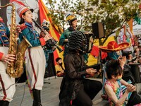 チャラン・ポ・ランタン「秋のブタ音楽祭2024 ～空き地deランタンサーカス～」の様子。（撮影：なかむらしんたろう）